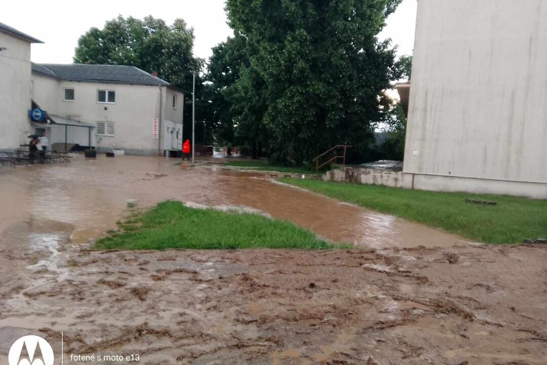 FOTO: Dažďová smršť v Partizánskom. Vytopilo domy, záhrady aj kultúrny dom, foto 7
