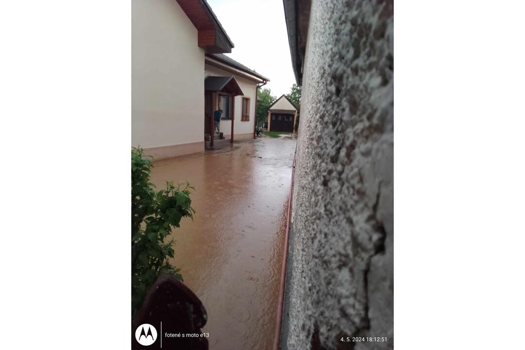 FOTO: Dažďová smršť v Partizánskom. Vytopilo domy, záhrady aj kultúrny dom, foto 8