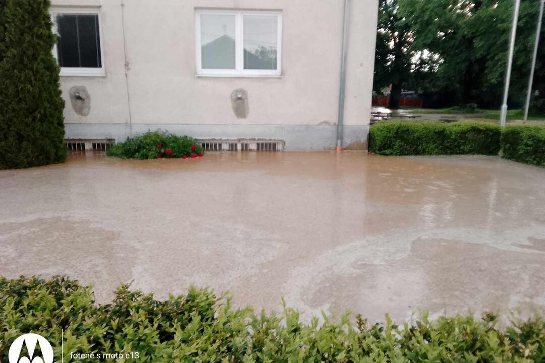 FOTO: Dažďová smršť v Partizánskom. Vytopilo domy, záhrady aj kultúrny dom, foto 9