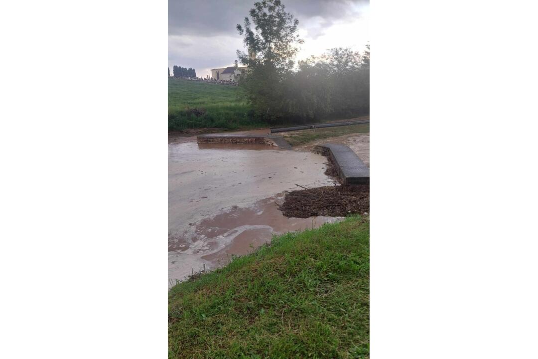 FOTO: Dažďová smršť v Partizánskom. Vytopilo domy, záhrady aj kultúrny dom, foto 10