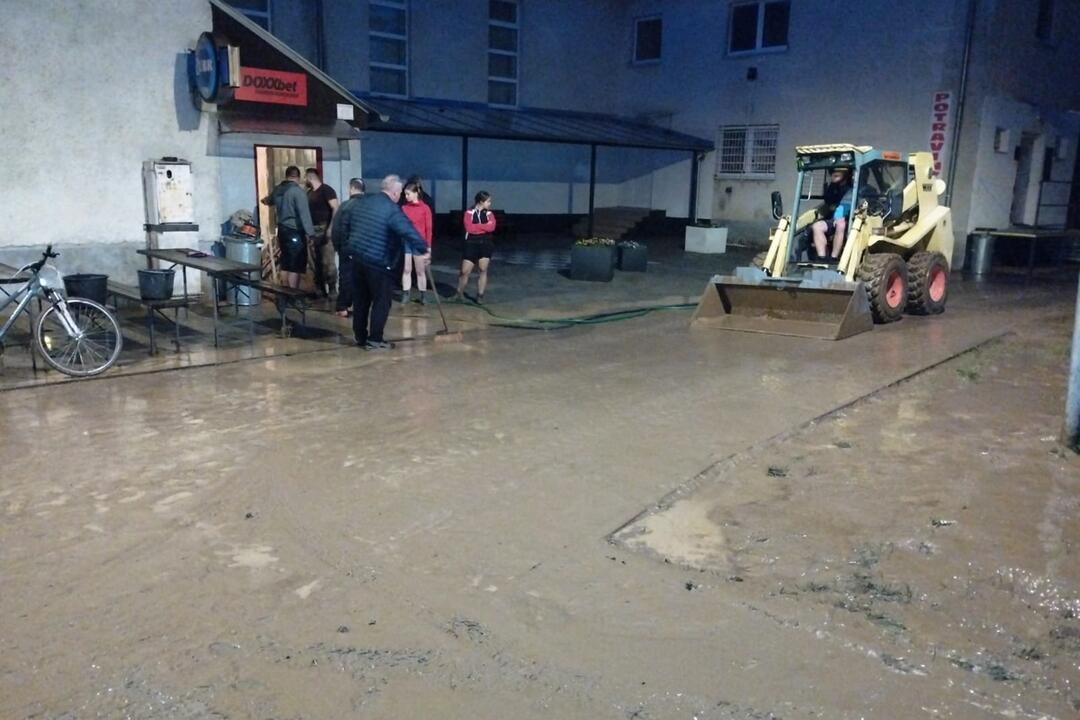 FOTO: Dažďová smršť v Partizánskom. Vytopilo domy, záhrady aj kultúrny dom, foto 12