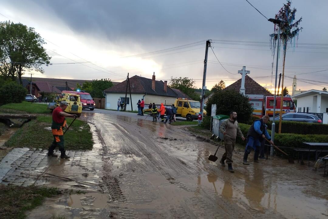 FOTO: Dažďová smršť v Partizánskom. Vytopilo domy, záhrady aj kultúrny dom, foto 13