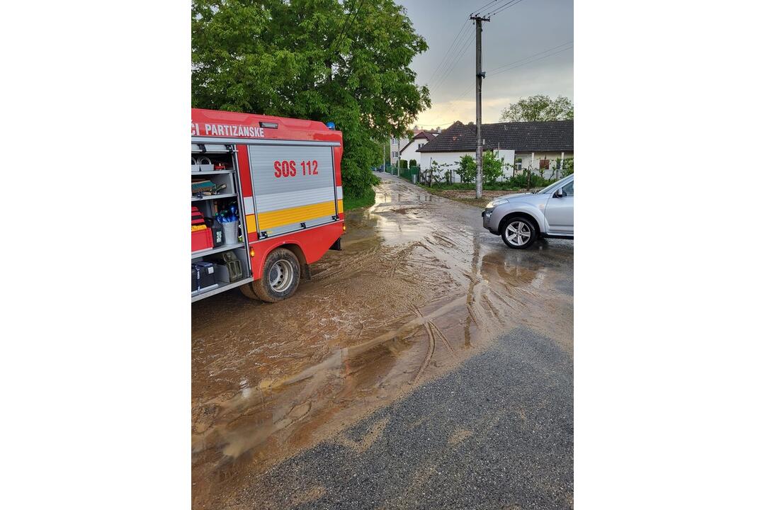 FOTO: Dažďová smršť v Partizánskom. Vytopilo domy, záhrady aj kultúrny dom, foto 14