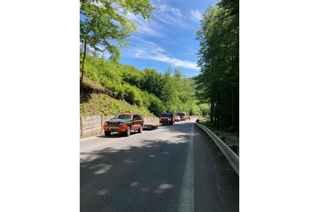 FOTO: Dobrovoľní hasiči z Nitrianskeho Pravna zasahovali pri dopravnej nehode, foto 3