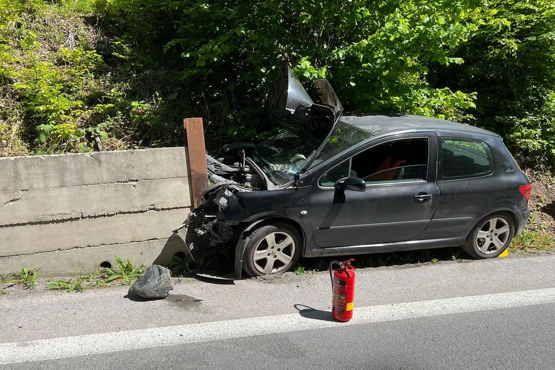 FOTO: Dobrovoľní hasiči z Nitrianskeho Pravna zasahovali pri dopravnej nehode, foto 1
