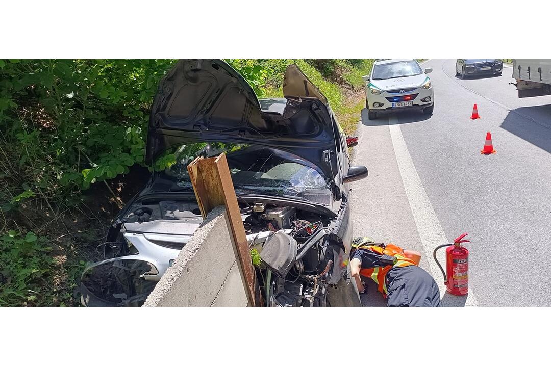 FOTO: Dobrovoľní hasiči z Nitrianskeho Pravna zasahovali pri dopravnej nehode, foto 4