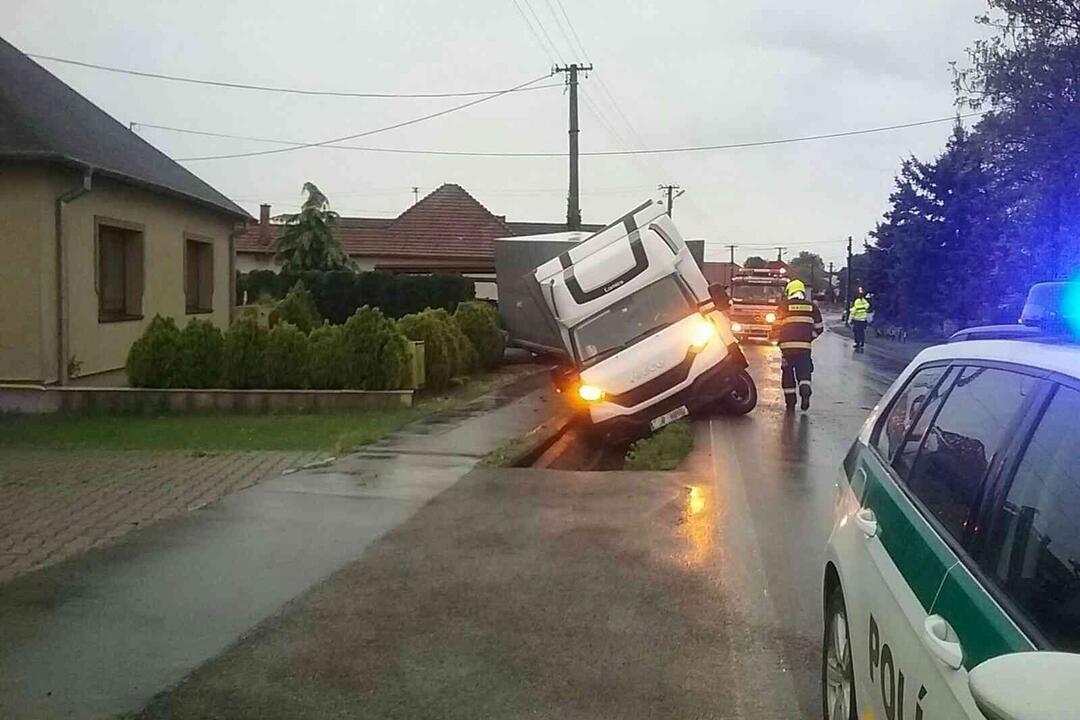 FOTO: Zásahy hasičov v Trenčianskom kraji v mesiaci apríl boli najmä vo forme technickej pomoci, foto 6