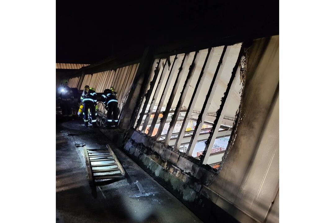 FOTO: Požiar výrobnej haly v Dubnici nad Váhom, foto 2