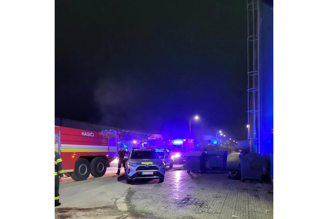 FOTO: Požiar výrobnej haly v Dubnici nad Váhom, foto 1