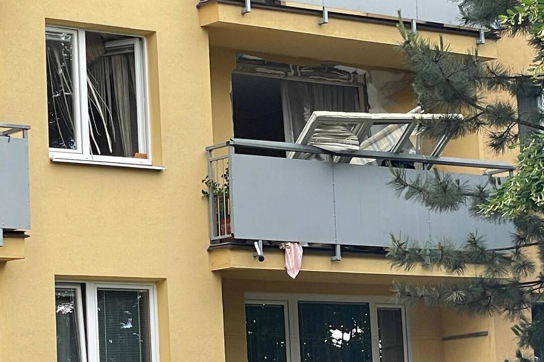 FOTO: Výbuch kolobežky otriasol celou bytovkou v Trenčíne, foto 1