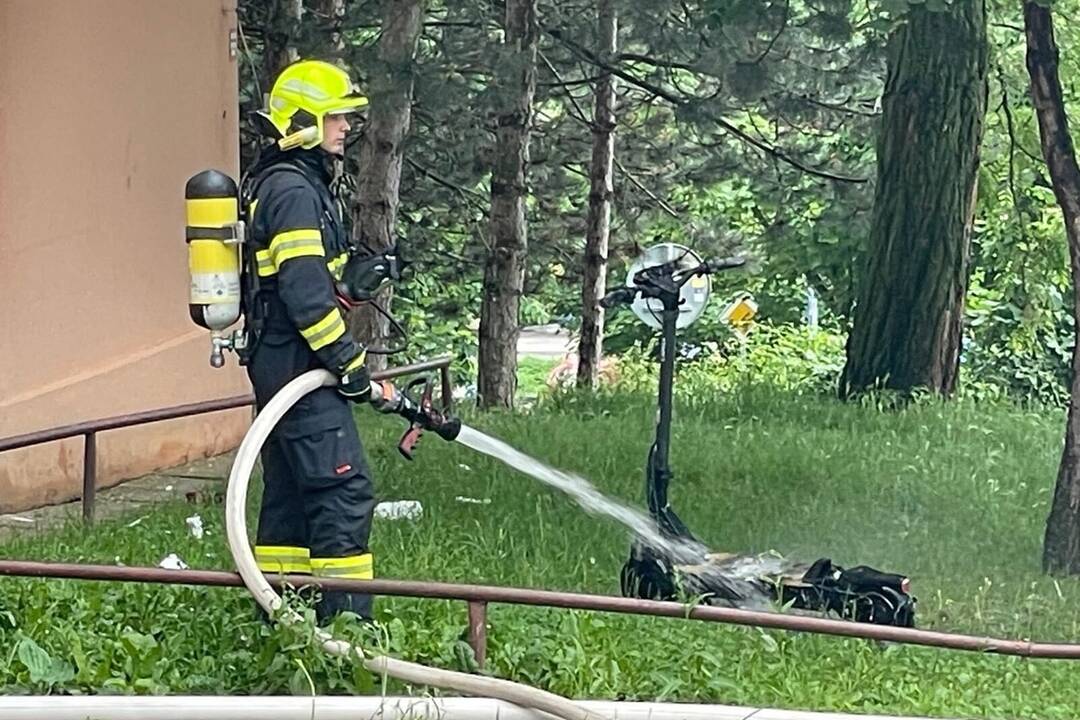 FOTO: Výbuch kolobežky otriasol celou bytovkou v Trenčíne, foto 2