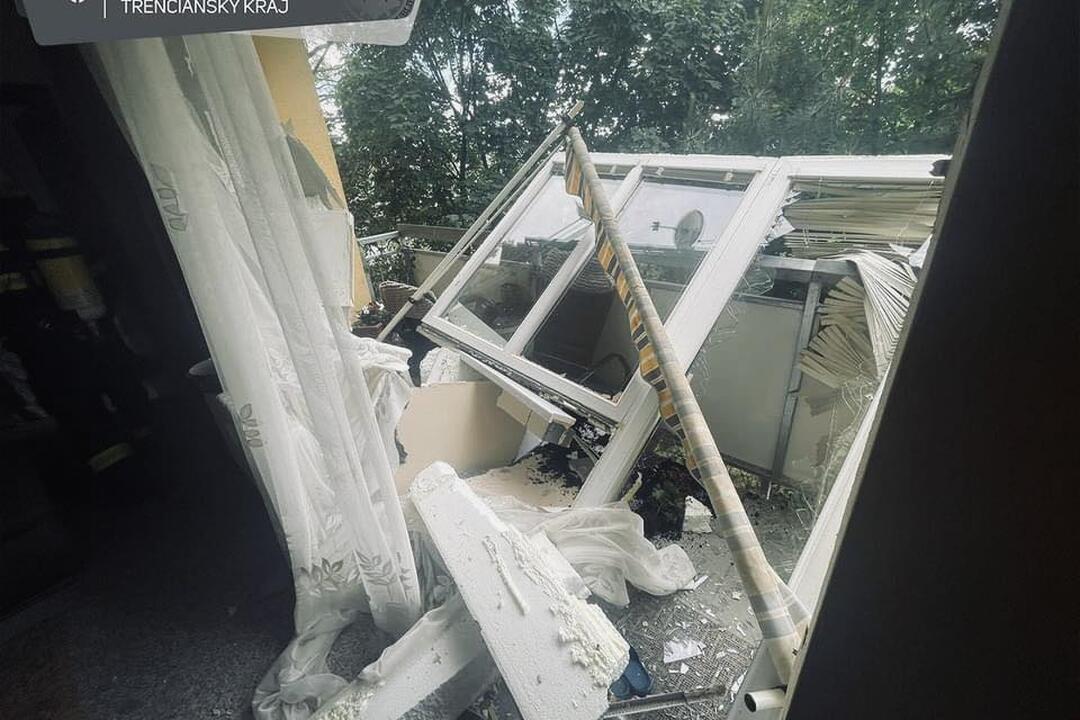 FOTO: Výbuch kolobežky otriasol celou bytovkou v Trenčíne, foto 6
