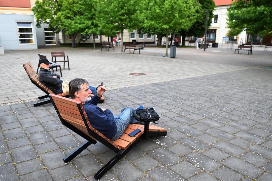 FOTO: V Trenčianskych Tepiciach chcú byť bez cigaretového dymu. V meste vyrástla nová oddychová zóna, foto 5