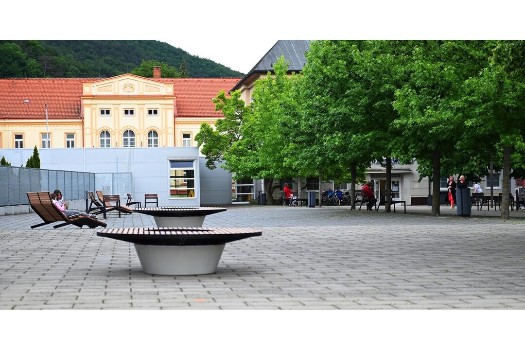 FOTO: V Trenčianskych Tepiciach chcú byť bez cigaretového dymu. V meste vyrástla nová oddychová zóna, foto 4