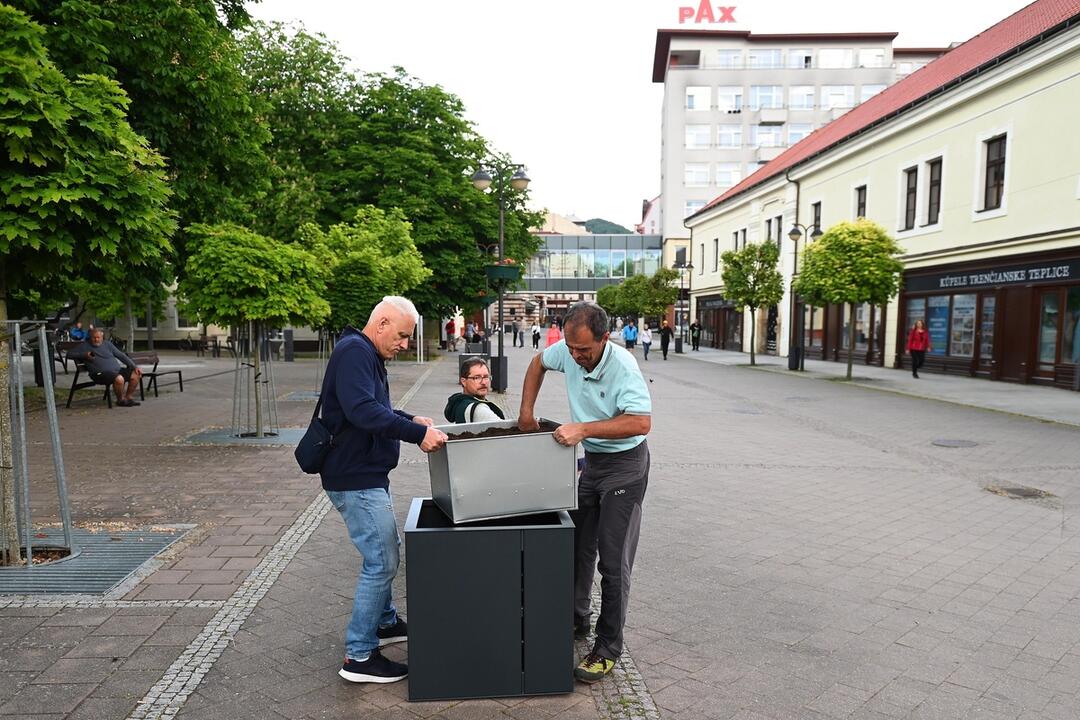 FOTO: V Trenčianskych Tepiciach chcú byť bez cigaretového dymu. V meste vyrástla nová oddychová zóna, foto 15