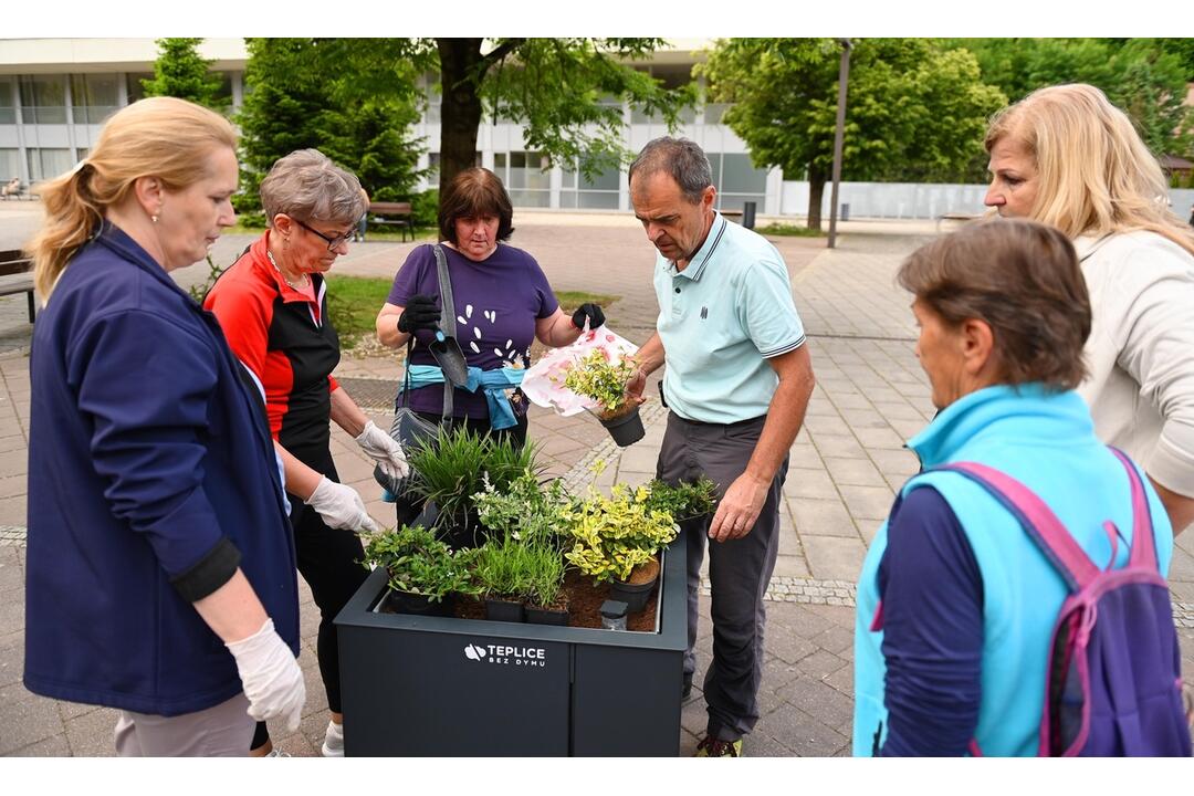 FOTO: V Trenčianskych Tepiciach chcú byť bez cigaretového dymu. V meste vyrástla nová oddychová zóna, foto 16