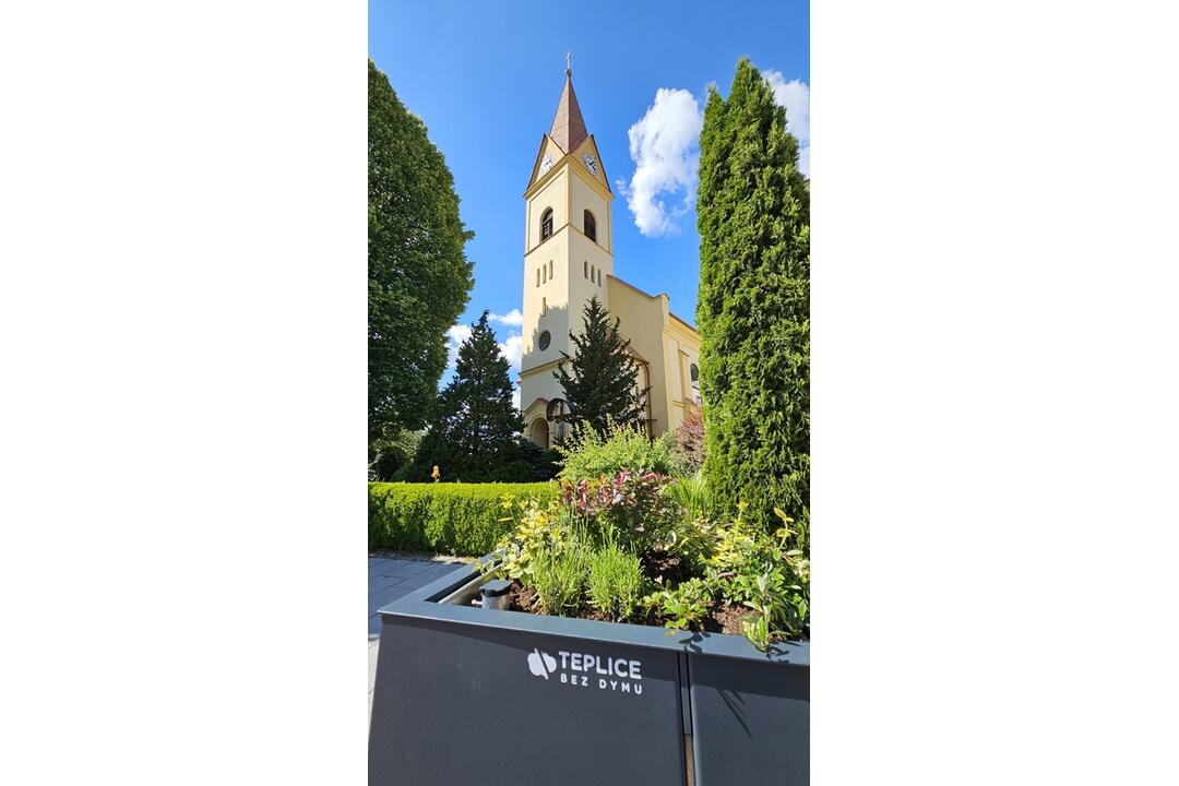 FOTO: V Trenčianskych Tepiciach chcú byť bez cigaretového dymu. V meste vyrástla nová oddychová zóna, foto 1