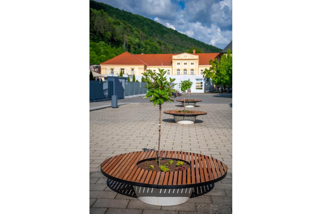 FOTO: V Trenčianskych Tepiciach chcú byť bez cigaretového dymu. V meste vyrástla nová oddychová zóna, foto 2