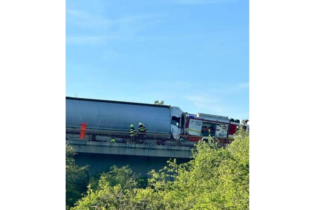 FOTO: Tragická nehoda na diaľnici D1, do hasičov narazil kamión, foto 2