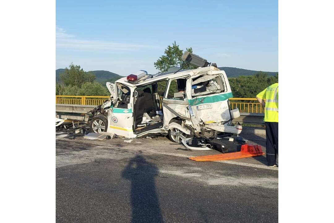 FOTO: Tragická nehoda na diaľnici D1, do hasičov narazil kamión, foto 4
