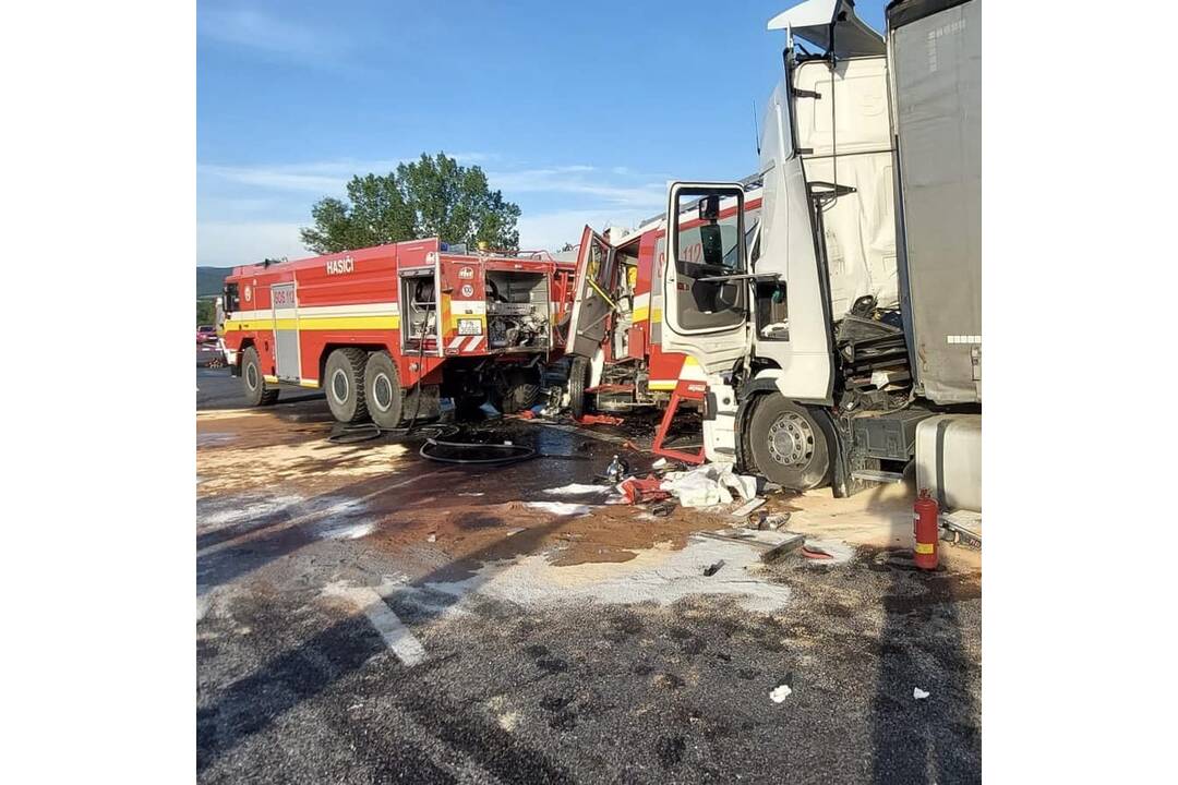 FOTO: Tragická nehoda na diaľnici D1, do hasičov narazil kamión, foto 5