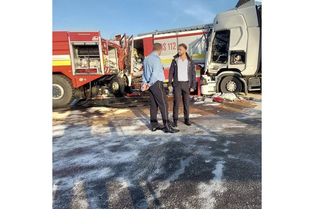 FOTO: Tragická nehoda na diaľnici D1, do hasičov narazil kamión, foto 7