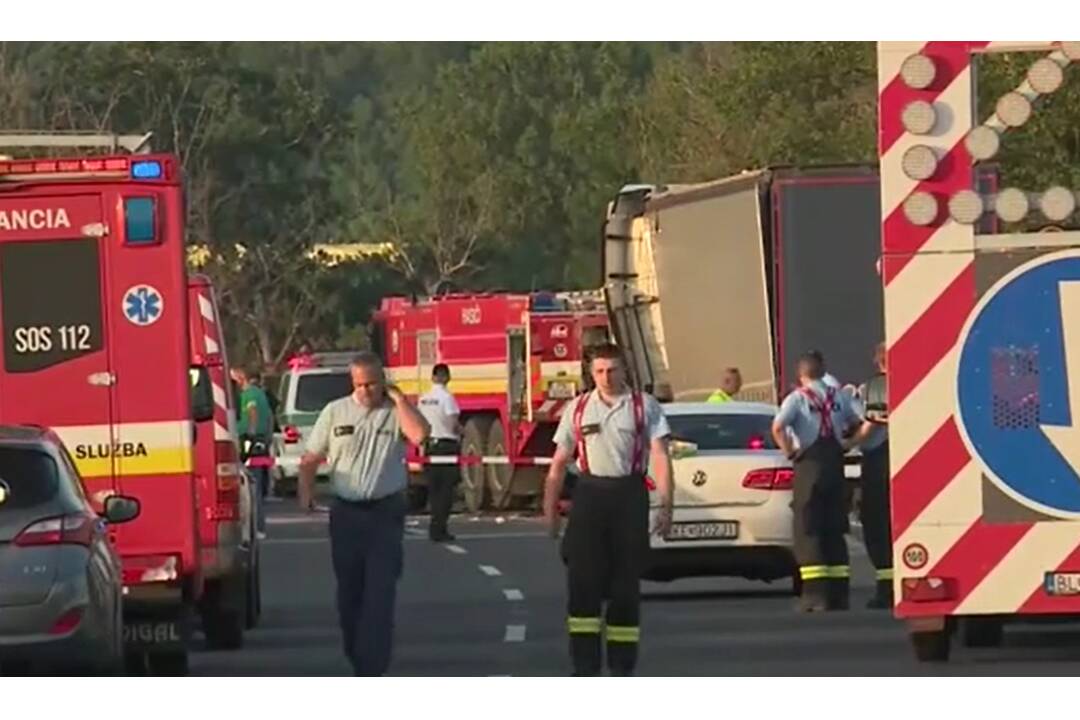 FOTO: Poľský kamión usmrtil zasahujúcich hasičov na D1, foto 2