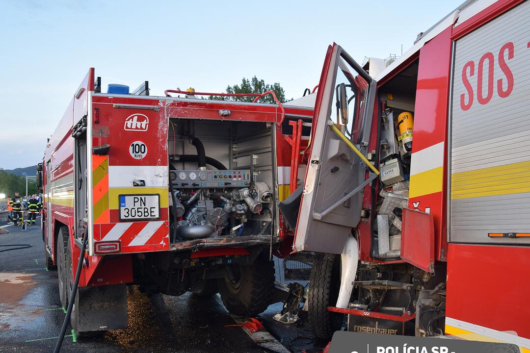 FOTO: Tragická dopravná nehoda hasičov a policajtov na diaľnici D1 pri Novom Meste nad Váhom, foto 3
