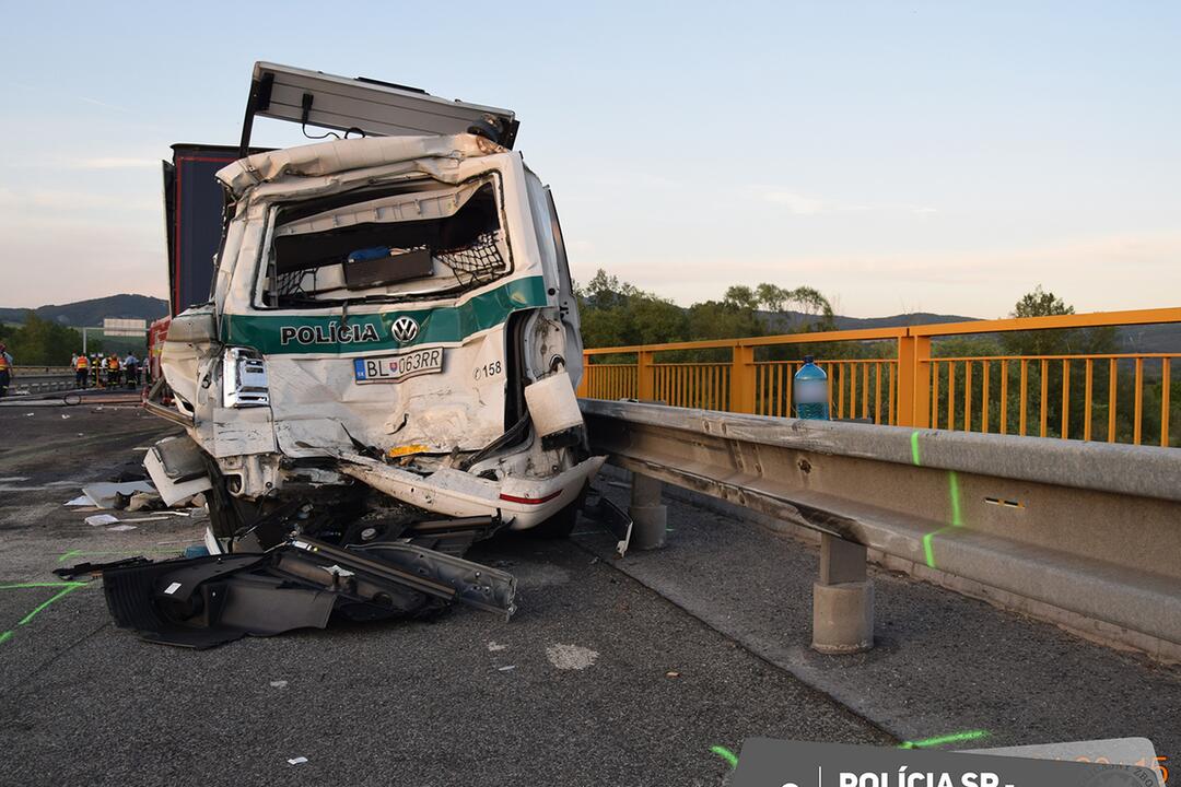 FOTO: Tragická dopravná nehoda hasičov a policajtov na diaľnici D1 pri Novom Meste nad Váhom, foto 5