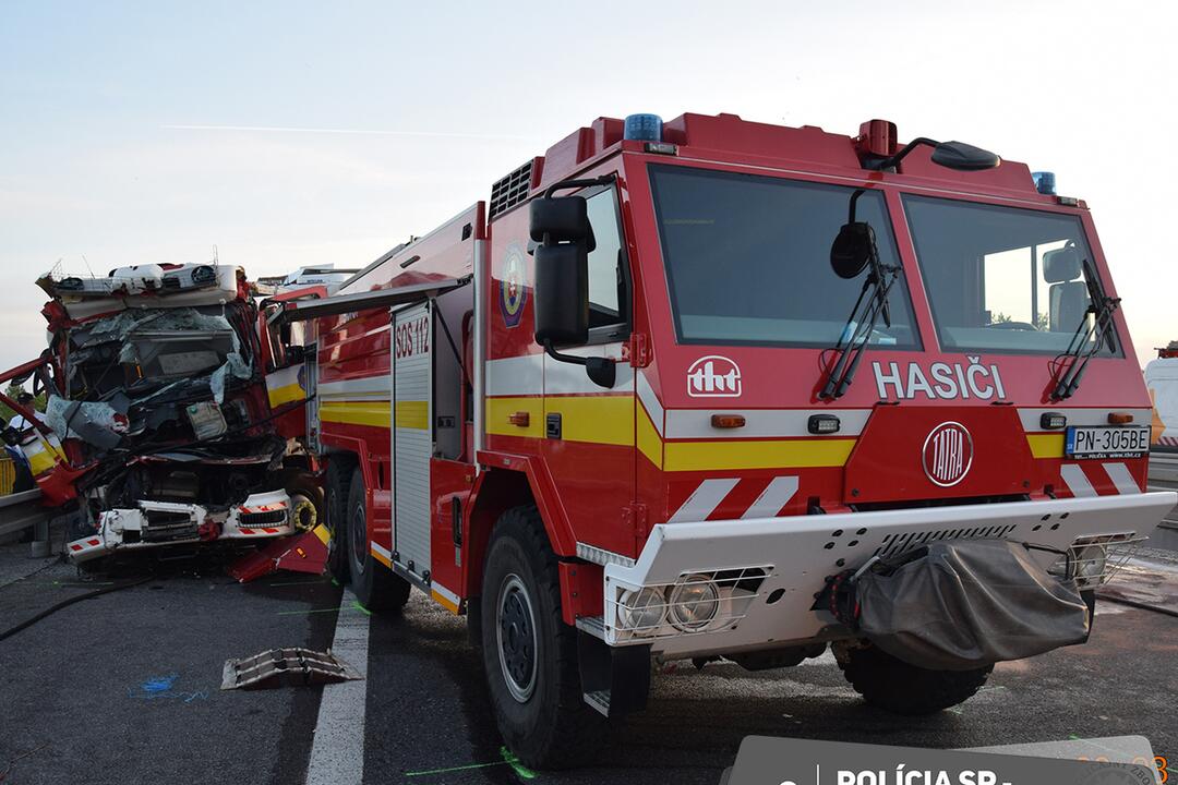 FOTO: Tragická dopravná nehoda hasičov a policajtov na diaľnici D1 pri Novom Meste nad Váhom, foto 6
