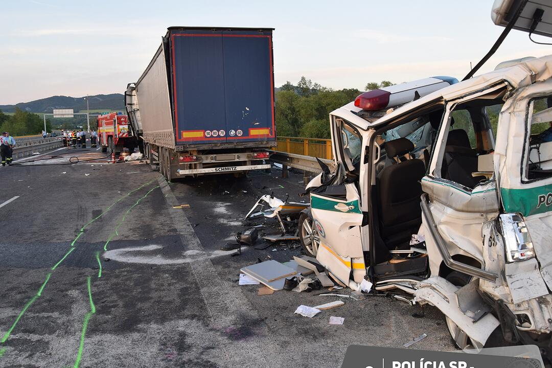 FOTO: Tragická dopravná nehoda hasičov a policajtov na diaľnici D1 pri Novom Meste nad Váhom, foto 2