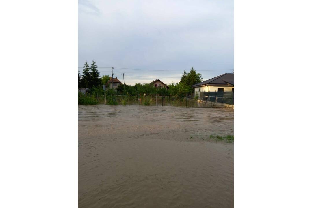FOTO: Obec zaplavila vodu akú nevideli desiatky rokov, foto 1