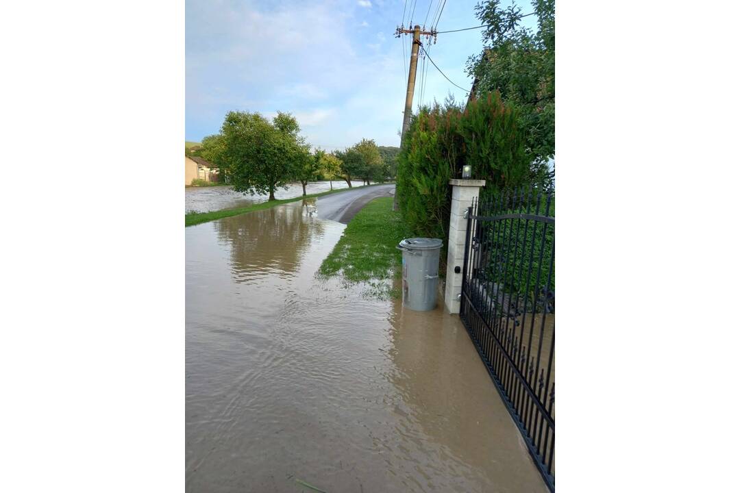FOTO: Obec zaplavila vodu akú nevideli desiatky rokov, foto 5