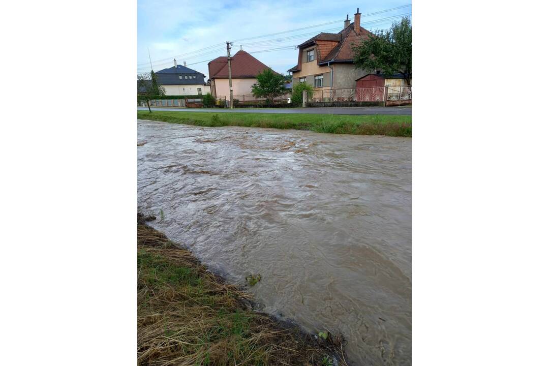 FOTO: Obec zaplavila vodu akú nevideli desiatky rokov, foto 12