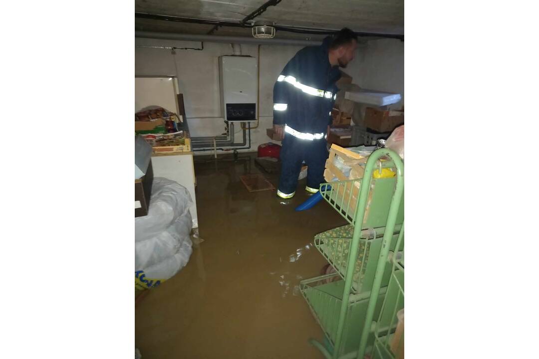 FOTO: Obec zaplavila vodu akú nevideli desiatky rokov, foto 13