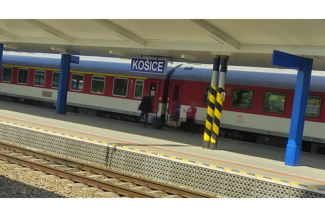 FOTO: Vlak nedokázal predísť zrážke s človekom, foto 2