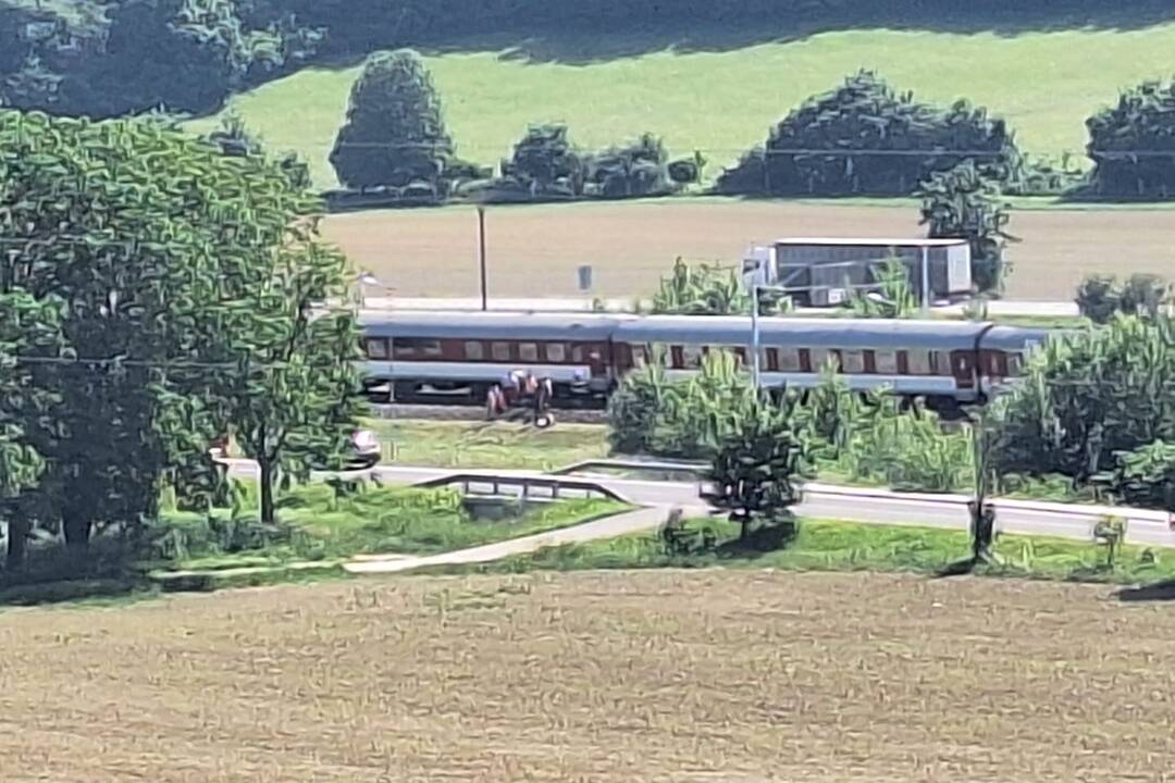 FOTO: Vlak nedokázal predísť zrážke s človekom, foto 3