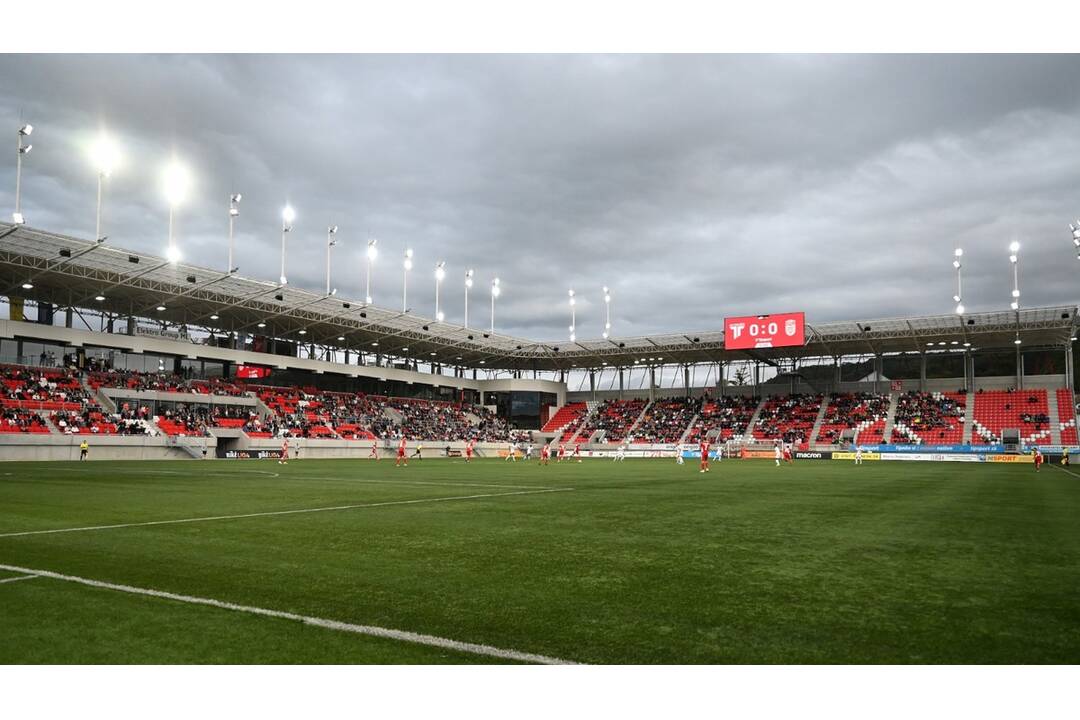 FOTO: začína sa výmena trávnika, foto 5