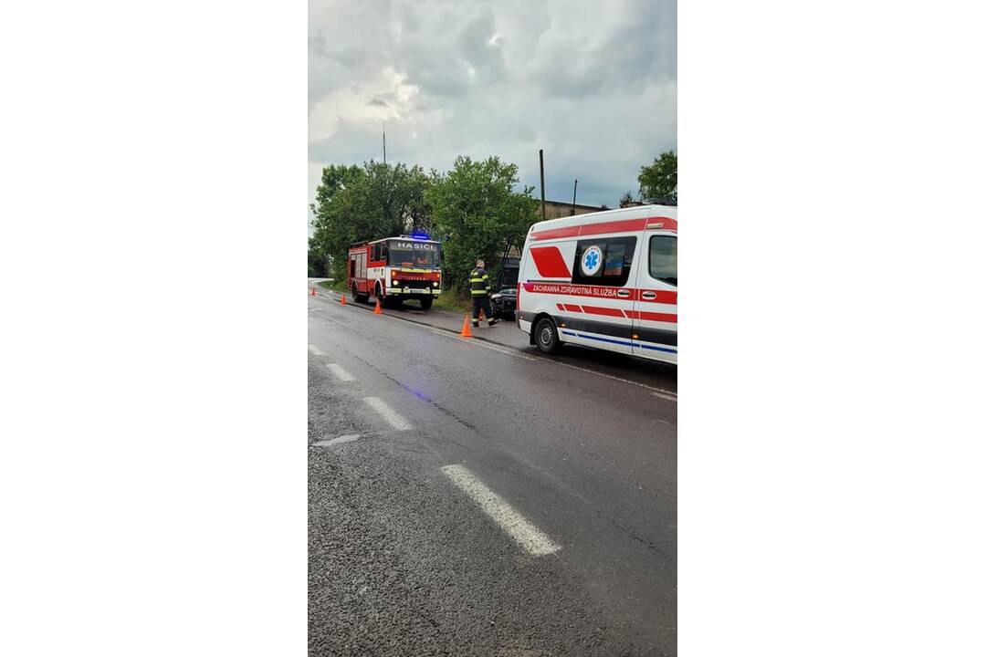 FOTO: Dopravná nehoda v obci Nitrianske Pravno, foto 1