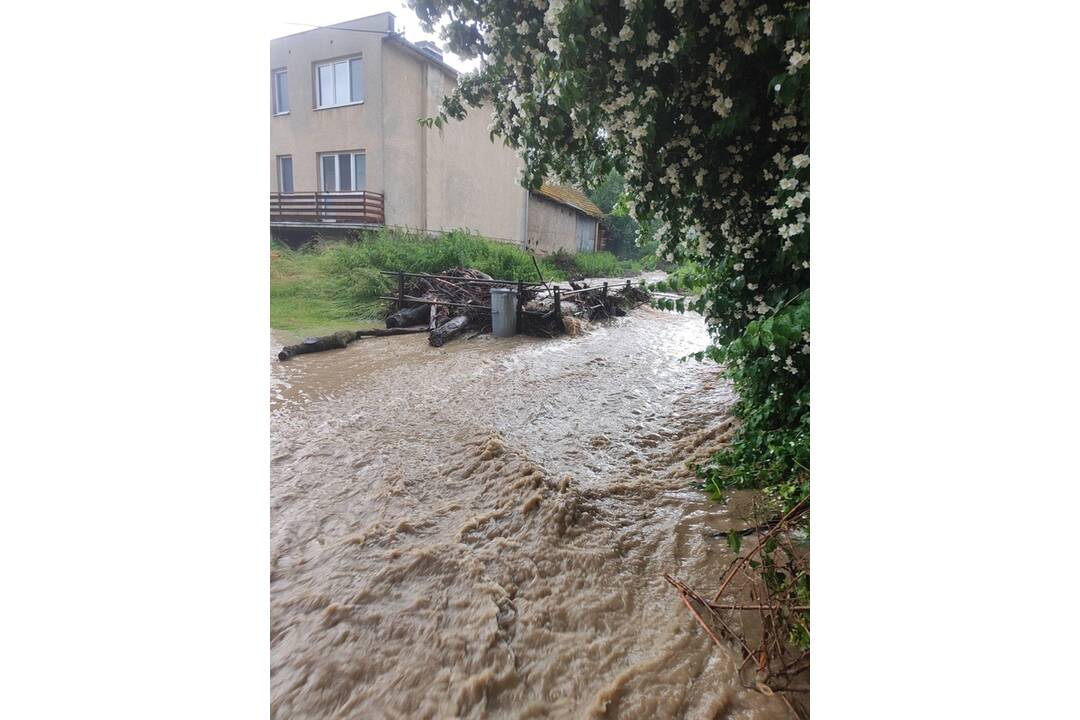 FOTO: Pri Trenčíne zaplavilo viacero rodinných domov, foto 6