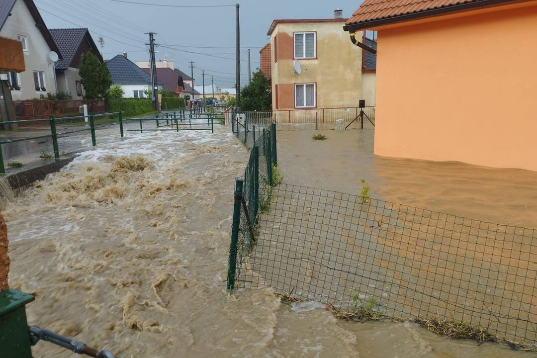 FOTO: Pri Trenčíne zaplavilo viacero rodinných domov, foto 1