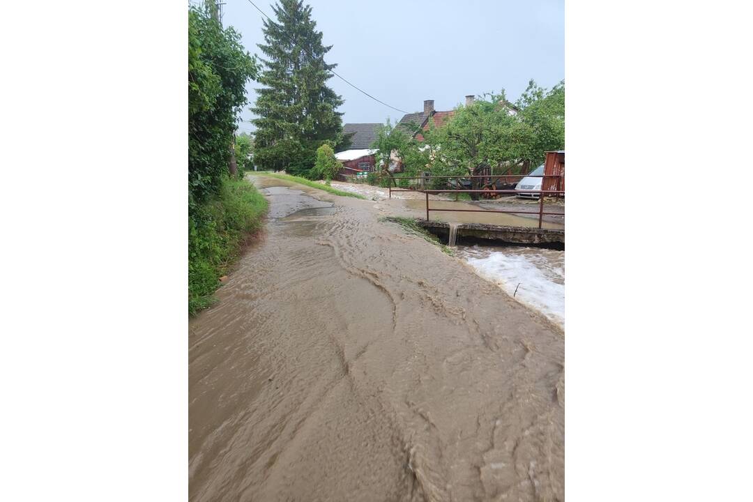 FOTO: Pri Trenčíne zaplavilo viacero rodinných domov, foto 4