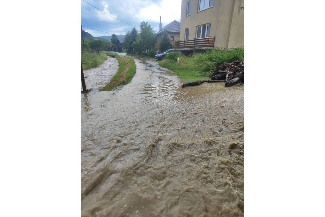 FOTO: Pri Trenčíne zaplavilo viacero rodinných domov, foto 8