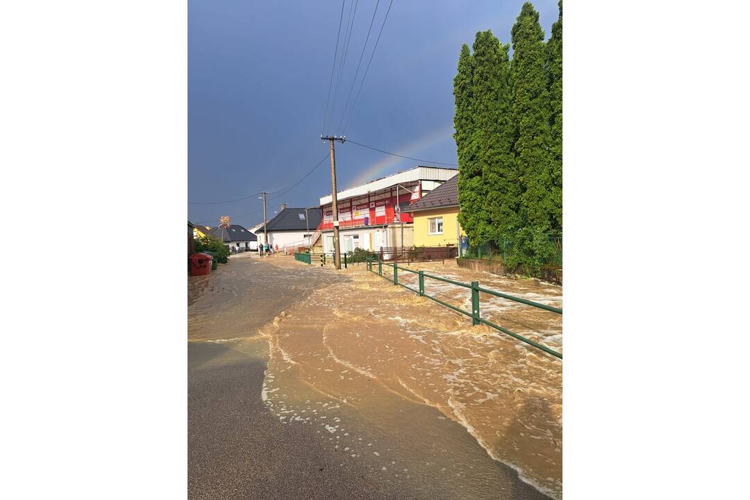 FOTO: Pri Trenčíne zaplavilo viacero rodinných domov, foto 12