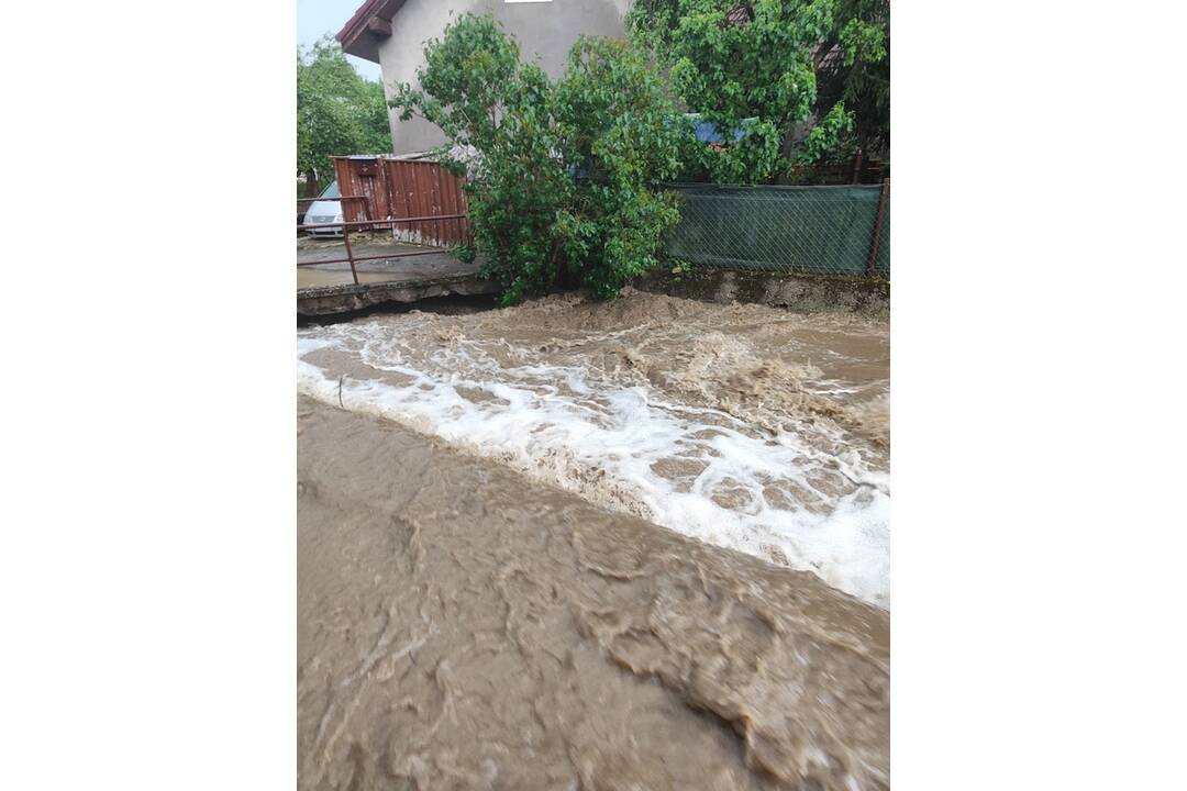 FOTO: Pri Trenčíne zaplavilo viacero rodinných domov, foto 14