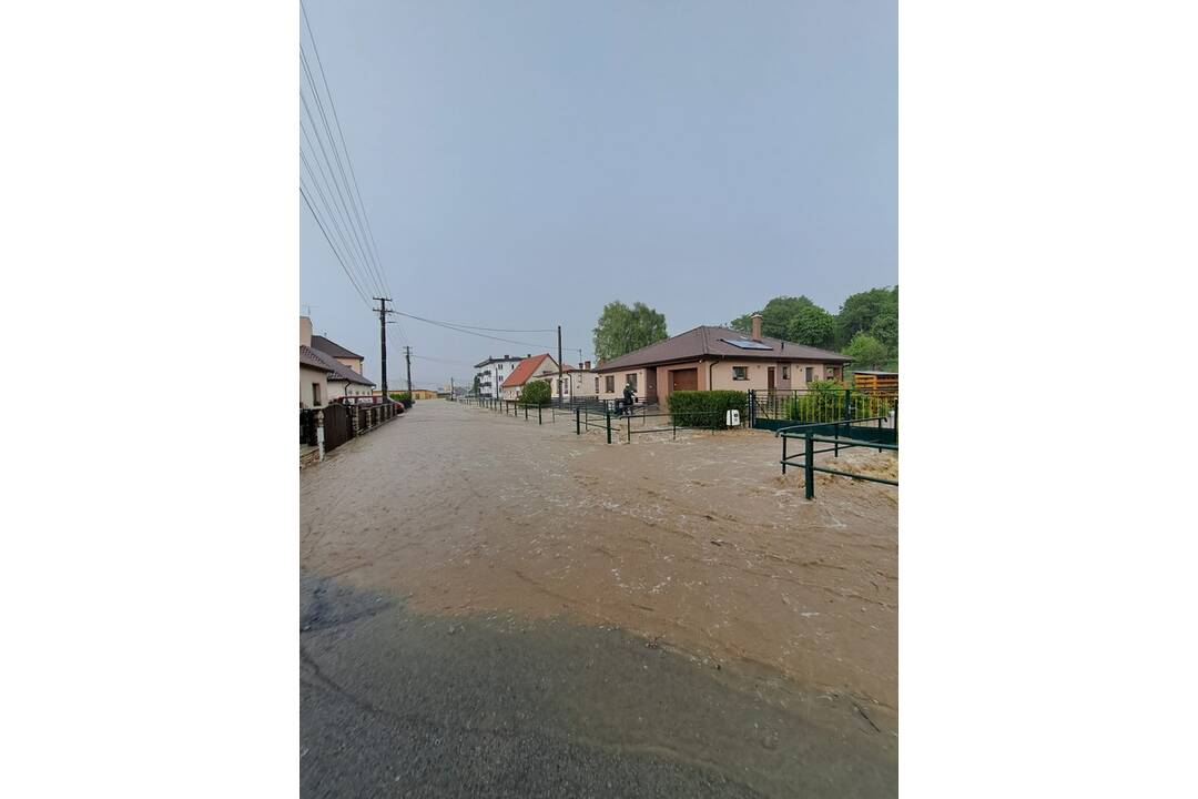 FOTO: Pri Trenčíne zaplavilo viacero rodinných domov, foto 16