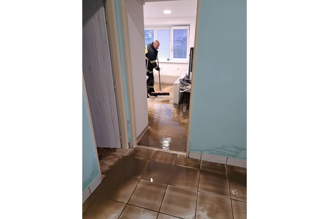 FOTO: Pri Trenčíne zaplavilo viacero rodinných domov, foto 17