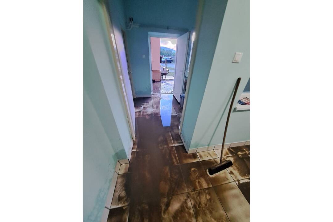 FOTO: Pri Trenčíne zaplavilo viacero rodinných domov, foto 18