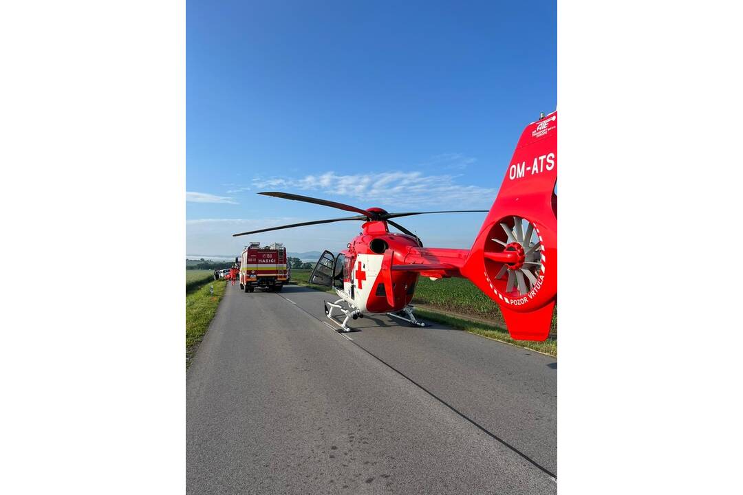 FOTO: Cesta je neprejazdná, dopravu riadia policajti, foto 3