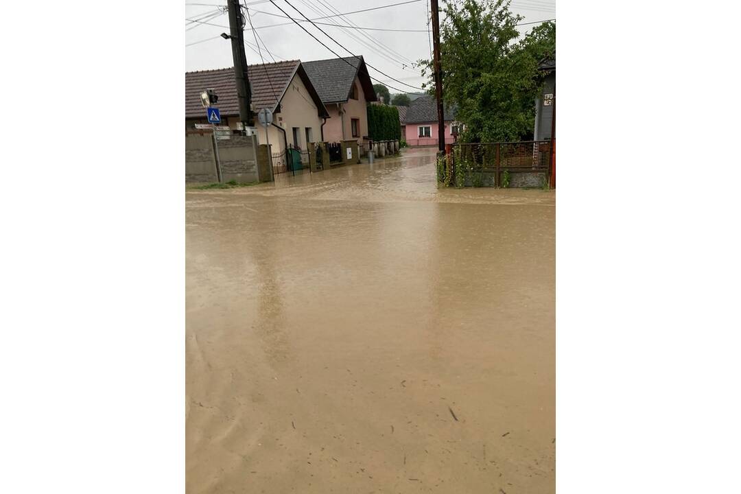 FOTO: Záplavy trápia aj obyvateľov Kočoviec, foto 1